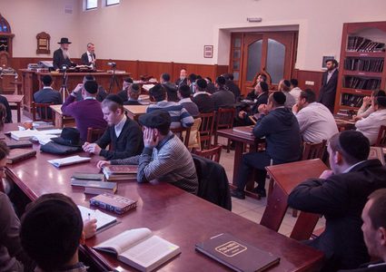 مجهولون يضرمون النار في أكبر معهد يهودي بموسكو