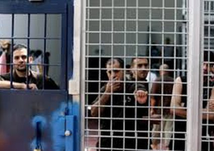 الاحتلال يحكم على أسير  بالسجن 32 شهرا وغرامة مالية