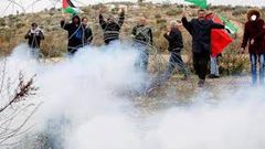 اصابات بالاختناق خلال قمع مسيرة بلعين الأسبوعية