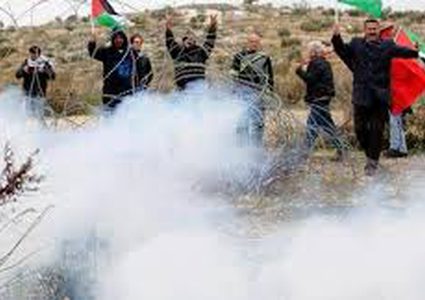 اصابات بالاختناق خلال قمع مسيرة بلعين الأسبوعية