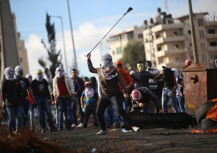 إصابات بالاختناق عند المدخل الشمالي لمدينة البيرة