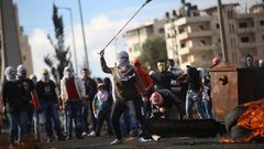 إصابات بالاختناق عند المدخل الشمالي لمدينة البيرة