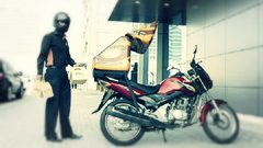 الشرطة تطلب المساعدة لايقاف عامل توصيل "دليفري"يرعب نساء لندن