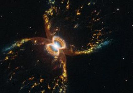 ناسا تنشر صورا لنظام نجوم على شكل ساعة رملية