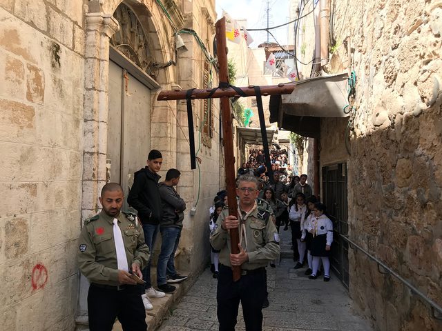 الطوائف المسيحية الغربية في فلسطين تحتفل مساء اليوم بسبت النور