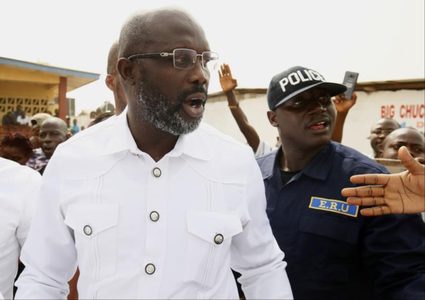 الثعابين السامة تطرد رئيس ليبيريا من مكتبه!