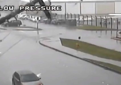 لحظة سقوط خط تيار كهربائي على سيارة في الولايات المتحدة