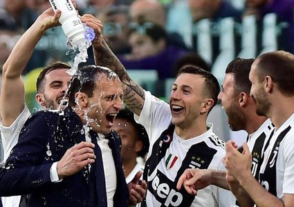 السيدة العجوز.. 8 ألقاب متتالية ضرب من الجنون