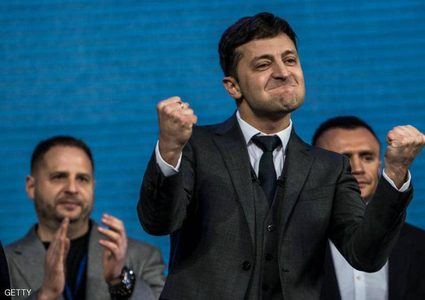 انتخابات الرئاسة بأوكرانيا.. الأوفر حظا "كوميدي مبتدئ"