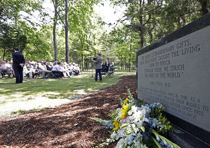 سيدة تعود للحياة عقب 9 أيام داخل قبرها (فيديو)