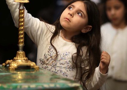 مسيحيون يشاركون في قداس يوم الأحد بكنيسة المهد