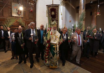 المسيحيون الفلسطينيون يشاركون في قداس يوم الأحد في كنيسة القديس بورفيريوس في كنيسة المهد في مدينة بيت لحم بالضفة الغربية ،