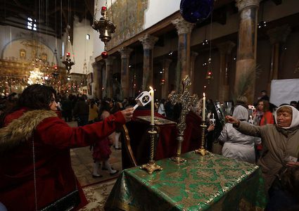 المسيحيون الفلسطينيون يشاركون في قداس يوم الأحد في كنيسة القديس بورفيريوس في كنيسة المهد في مدينة بيت لحم بالضفة الغربية ،