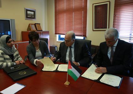 عورتاني وأبو زهري يوقعان ثلاث اتفاقيات لدعم القطاع التعليمي