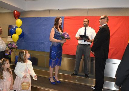 تزوجا في المطار.. والسبب "رومانسي"