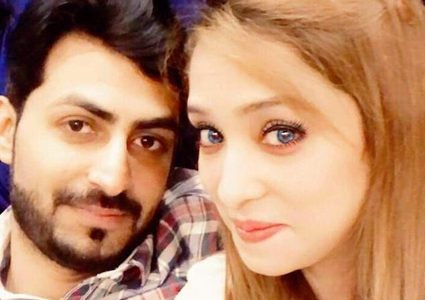 "صور" زوج باكستاني يعذب زوجته أمام أصدقائه لرفضها الرقص لهم