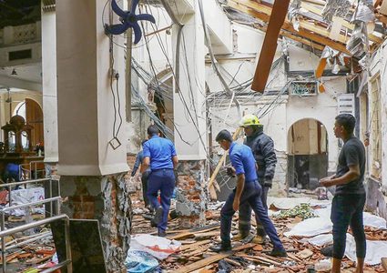 156 قتيلا على الأقل في 6 تفجيرات استهدفت صباح اليوم الأحد ثلاث كنائس وثلاثة فنادق في العاصمة السريلانكية ومدن مجاورة أخرى.
