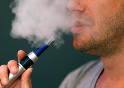 طبيب يحذر من مخاطر السيجارة الالكترونية ويصفها ب"الموت البطيء"