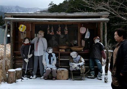 لمحاربة الوحدة.. يابانية تُغرق قريتها بالدمى العملاقة