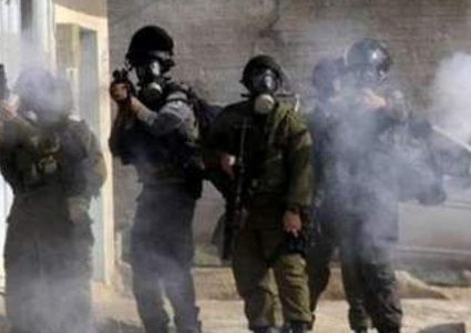 إصابات بالاختناق جراء إطلاق الاحتلال قنابل الغاز تجاه الطلبة