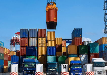 انخفاض الواردات السلعية وارتفاع طفيف في الصادرات