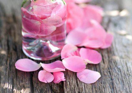 9 فوائد لشرب ماء الورد في الصباح