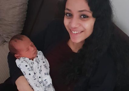 بريطانية تفاجئ بأنها حامل في يوم ميلاد طفلها !