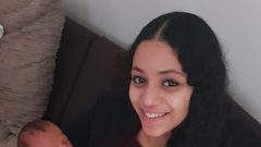 بريطانية تفاجئ بأنها حامل في يوم ميلاد طفلها !