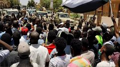 احتجاز عدد من كبار مسؤولي الحزب الحاكم السابق بالسودان