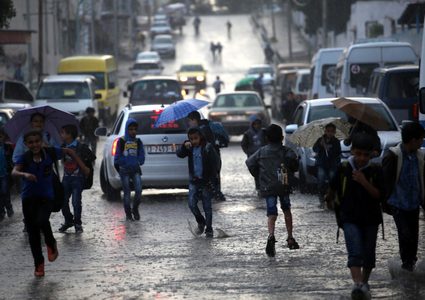 منخفض جوي وأمطار وتحذيرات من تشكل السيول