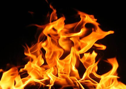 روسيا : أم تحرق طفليها وتتابع المنظر