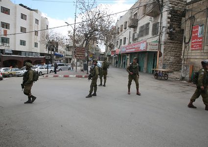 قوات الاحتلال تغلق "شارع بئر السبع" في الخليل