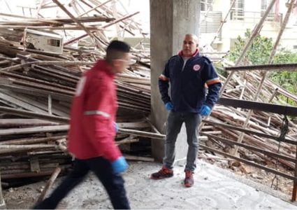 مصرع عامل إثر إنهيار في الداخل المحتل والبحث عن عالقين