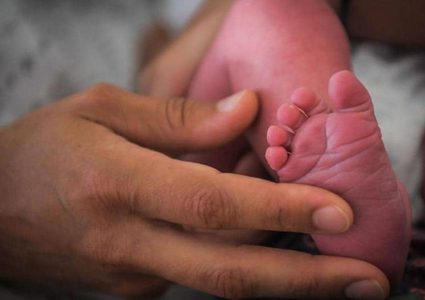 بعد أول طفلين معدلين جينيا.. الصين "تشدد القواعد"