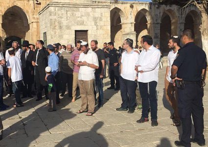 مستوطنون بينهم وزير يقتحمون الأقصى عشية "عيد الفصح"