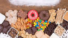 ماذا يحدث فى جسمك خلال ساعة من تناول السكر بشراهة؟؟