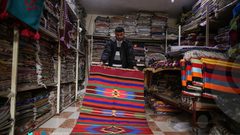 الحياكة والنسيج على النول اليدوي مهنة تتوارثها عائلة الصواف