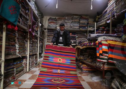 الحياكة والنسيج على النول اليدوي مهنة تتوارثها عائلة الصواف