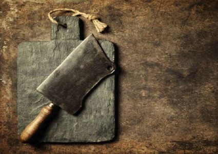 هندي يقطع إصبعه متعمدا لسبب غريب!