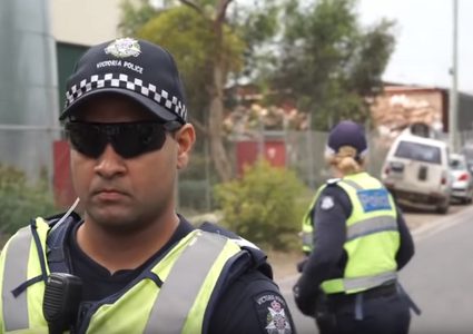 رجل يباغت شرطيا أستراليا ويطعنه أمام الناس!