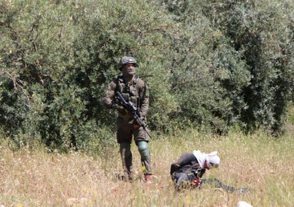 جنود الاحتلال يطلقون النار على فتى وهو مُقيد ومعصوب العينين