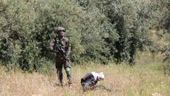 جنود الاحتلال يطلقون النار على فتى وهو مُقيد ومعصوب العينين