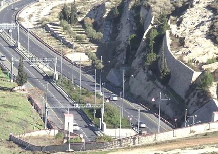 القدس: إصابة خطيرة لشاب اصطدمت سيارته بسور حديدي