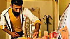 الشاب بسام حميد يجعل من الشموع مصدر رزق