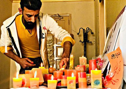 الشاب بسام حميد يجعل من الشموع مصدر رزق