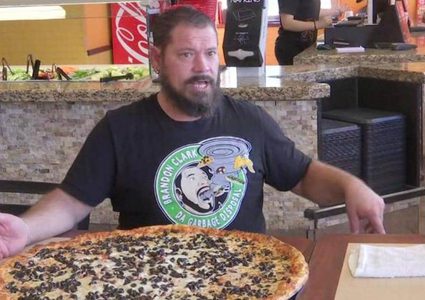 تحد مثير.. التهم هذه البيتزا تحصل فورا على 500 دولار