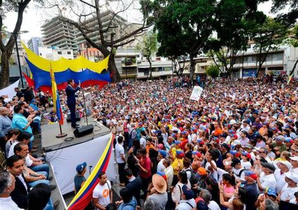 مادورو  يلجأ للمظاهرات في فنزويلا