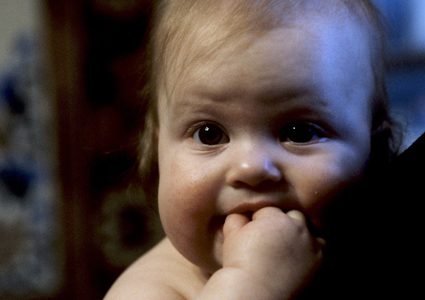 شرط غريب من زوجة لحماتها حتى تقترب من طفلها