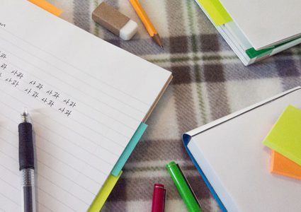 لديها قدرات خارقة... طفلة دون أيدي تفوز بجائزة في الكتابة