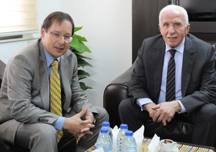 الأحمد يطلع السفير الروسي على آخر المستجدات السياسية